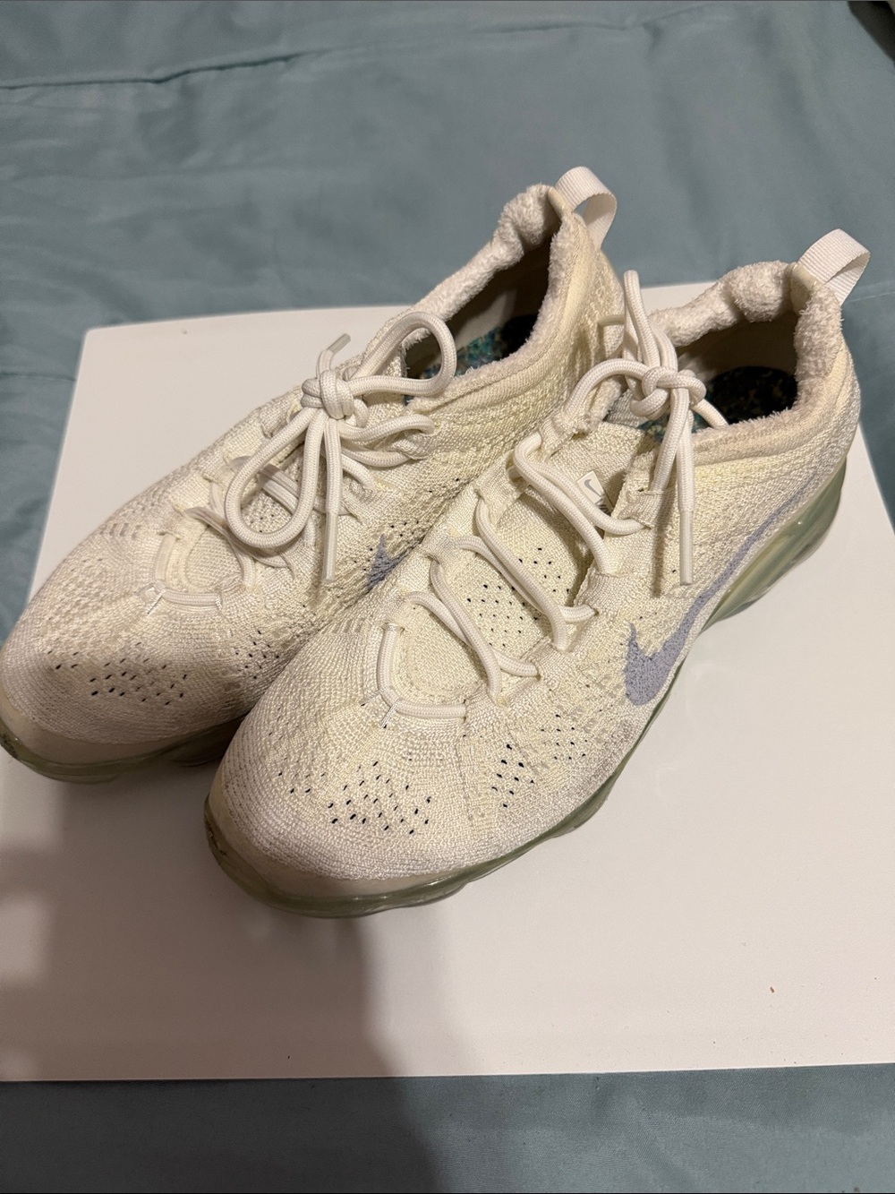 Nike Women's Cream/Light Gray Flyknit Athletic Sneakers Vapormax